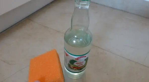 Pomarańczowa gąbka i butelka octu spirytusowego 10%. Użycie go zamiast winnego w surówkach może zepsuć smak.