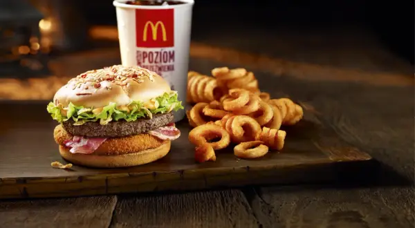 Burger, napój i chrupiące, zakręcone frytki w McDonald's. Idealny zestaw na szybki posiłek.