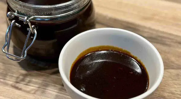 Domowy sos teriyaki w słoiku i miseczce. Czy warto kupować gotowy sos teriyaki czy zrobić własny?