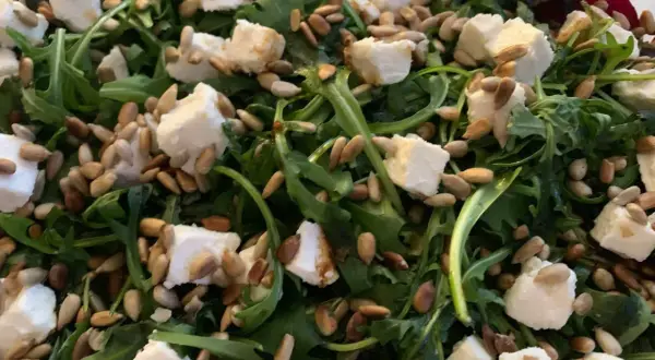Sałatka z rukolą, serem feta i pestkami słonecznika. Idealna jako dodatek do carpaccio z buraków, do której sos zrobisz w mig!