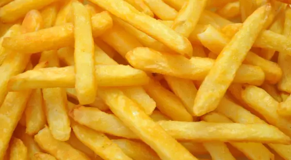Złociste frytki, dlaczego frytki z McDonald's smakują inaczej niż domowe? Sekret łoju i idealnej chrupkości.
