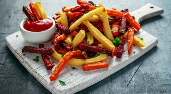 Frytki z buraka, batata i ziemniaka z ketchupem. Jakie przyprawy dodać do frytek poza solą papryka wędzona i parmezan? Może czosnek, zioła prowansalskie lub curry?