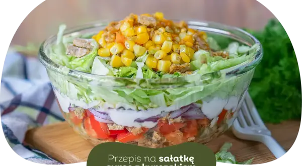 Warstwowa sałatka gyros z kurczakiem, pomidorami, cebulą i kukurydzą. Idealna, gdy zastanawiasz się, czy sałatkę gyros można zrobić dzień wcześniej.