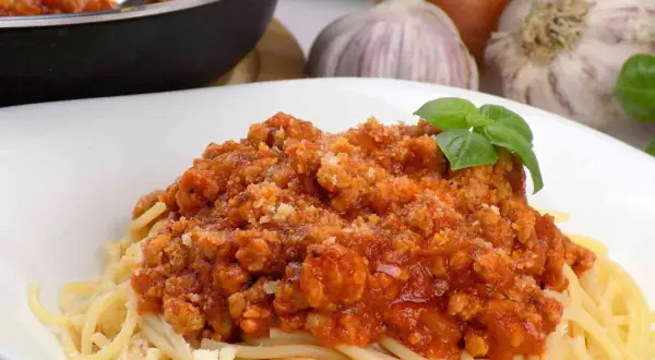 Jak zrobić spaghetti z mięsem mielonym i sosem w prosty sposób
