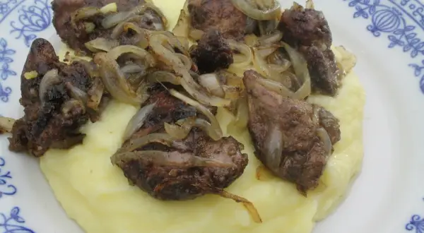 Smażona wątróbka z cebulką na purée ziemniaczanym. Idealny czas smażenia wątróbki to klucz do jej delikatności.