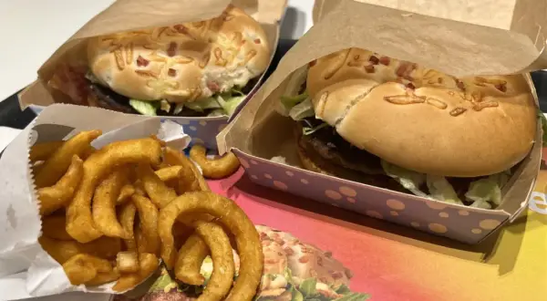 Dwa burgery i porcja zakręconych frytek. Zastanawiasz się, ile kosztują frytki zakręcone w maku? Smacznego!