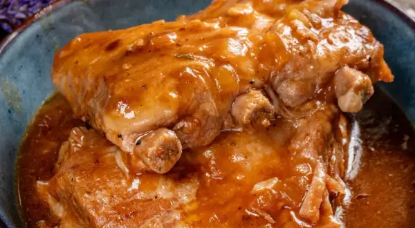 Soczyste żeberka pieczone w aromatycznym sosie, podane w niebieskiej misie. Idealne na obiad!