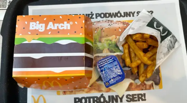 Duże frytki z Maka, sos śmietanowy i pudełko Big Arch. Ile kcal mają duże frytki z maka?