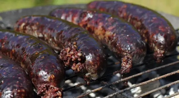 Kaszanka na grillu, idealna do usmażenia. Zobacz, jak przygotować to pyszne danie.