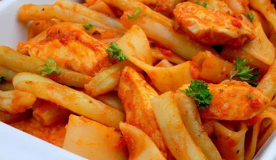 Fasolka w sosie pomidorowym z czym jeść – najlepsze i zaskakujące połączenia