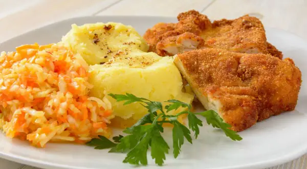 Jaka surówka do schabowego? Odkryj najlepsze smaki na talerzu
