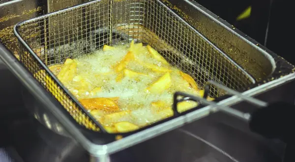 Frytki smażą się w gorącym oleju. Zastanawiasz się, ile razy można użyć tego samego oleju do smażenia frytek?