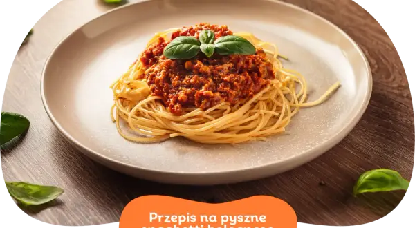 Pyszne spaghetti bolognese z aromatycznym sosem mięsnym i świeżą bazylią. Idealne na szybki obiad.