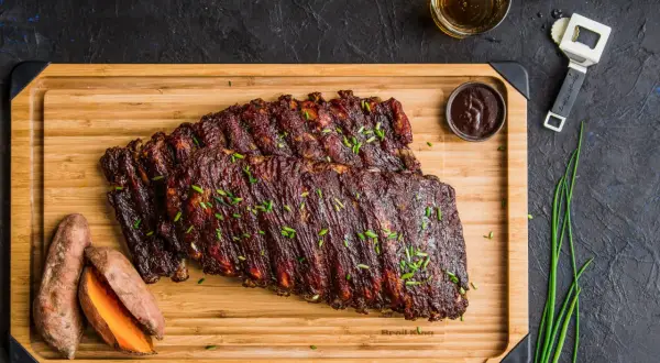 Pyszne, glazurowane żeberka na desce z batatami i sosem BBQ. Idealne co do żeberek na obiad!