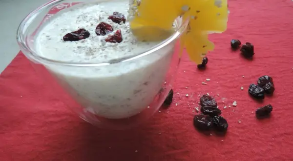 Jak dobrać owoce do surówek wytrawnych? Ananas i żurawina w kremowym deserze z płatkami owsianymi.