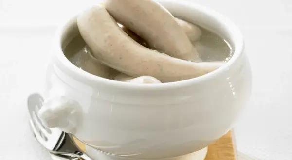 Biała kiełbasa w bulionie, gotowa do podania. Idealny sposób, jak sparzyć białą kiełbasę, by była soczysta i aromatyczna.