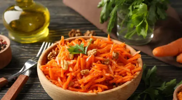 Surówka z marchewki jak z restauracji - prosta receptura na smakowitość