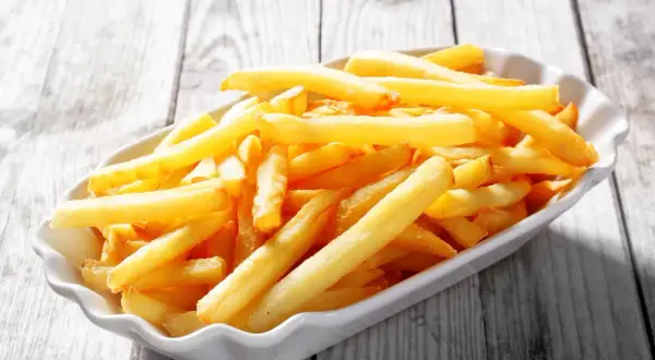 Złociste frytki w białej misce, idealne do domowego sposobu na frytki z McDonald's.