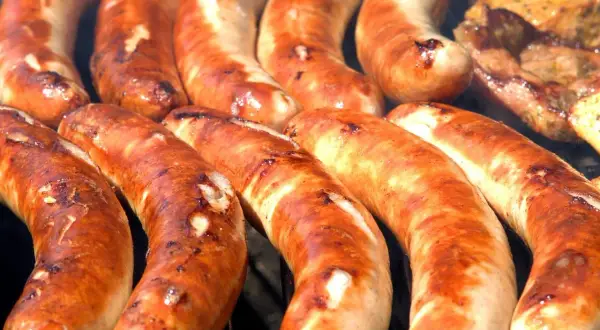 Złociste kiełbaski na patelni, idealne do grillowania. Dowiedz się, ile smażyć kiełbasę na patelni, by były pyszne.