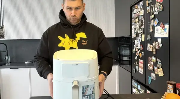 Mężczyzna w bluzie z Pikachu prezentuje frytkownicę beztłuszczową. Czy warto kupować frytkownicę beztłuszczową air fryer opinie 2026?