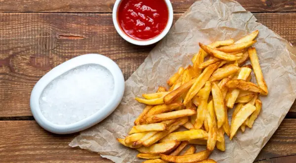 Ile kalorii ma 100 gram frytek? Zaskakujące różnice w kaloryczności