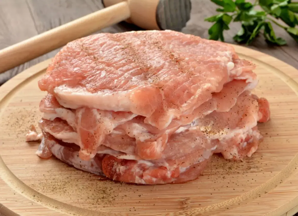 Stosowanie najlepszych technik rozbijania mięsa na kotlety bez niszczenia włókien to klucz do soczystego dania.