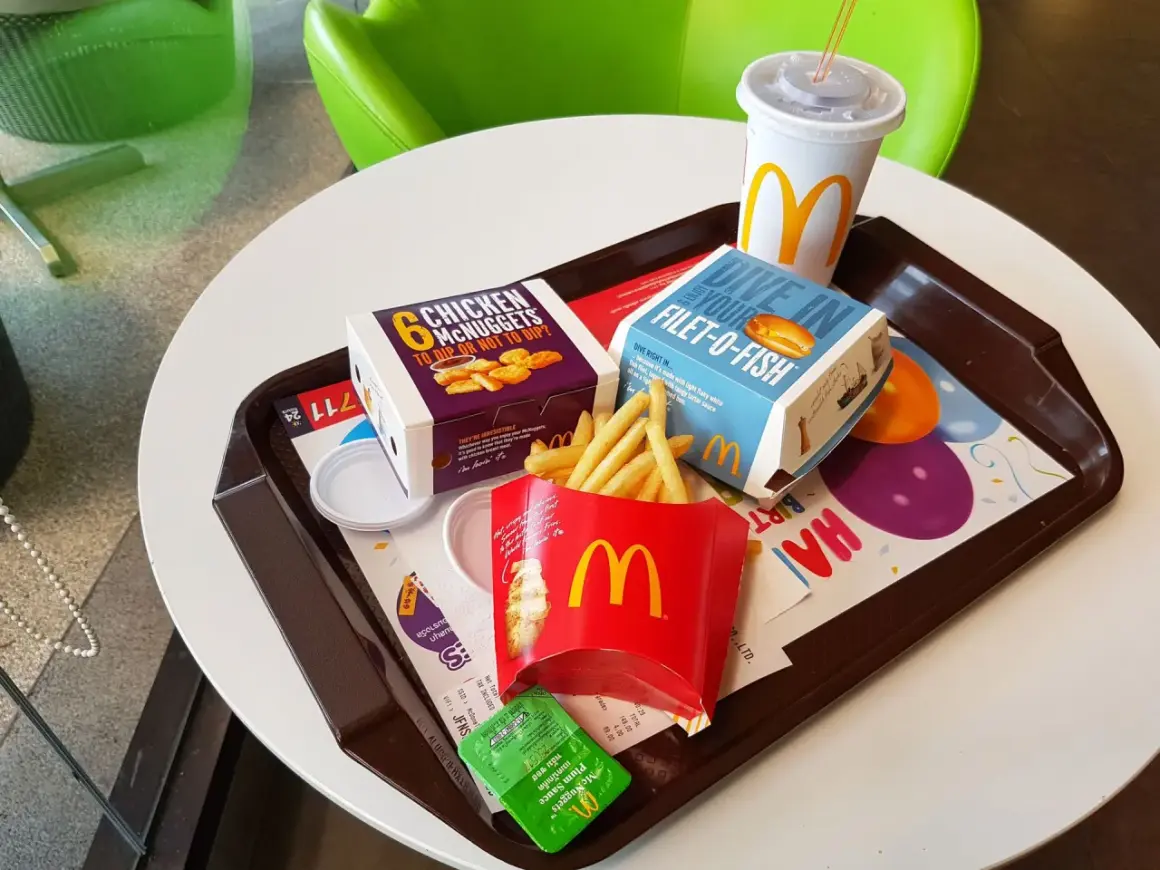 Taca z jedzeniem McDonald's: frytki, nuggetsy, Filet-O-Fish, napój i sos.