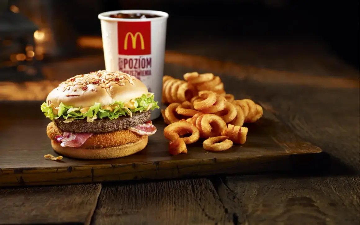 Burger, napój i chrupiące, zakręcone frytki w McDonald's. Idealny zestaw na szybki posiłek.