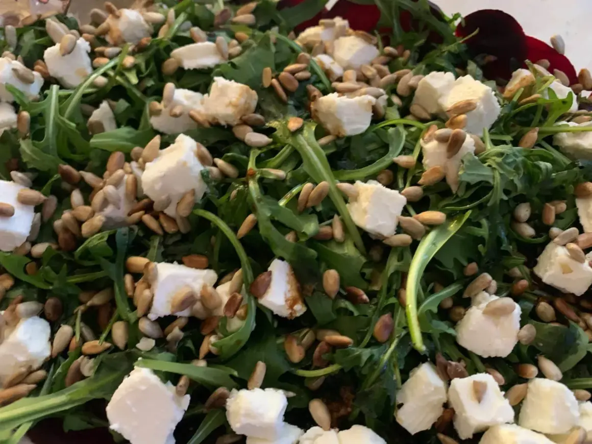 Sałatka z rukolą, serem feta i pestkami słonecznika. Idealna jako dodatek do carpaccio z buraków, do której sos zrobisz w mig!