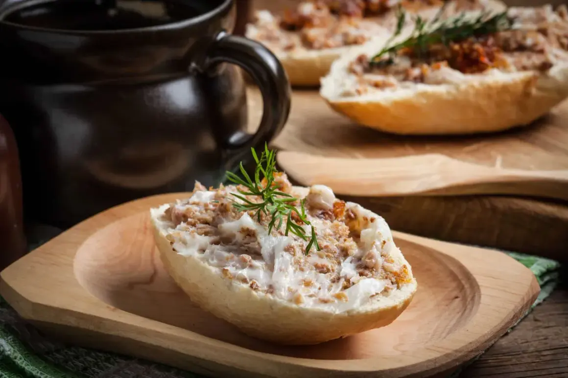 Chleb ze smalcem i skwarkami, ozdobiony koperkiem. Czy warto smażyć frytki na smalcu? Korzyści smakowe a zdrowie.