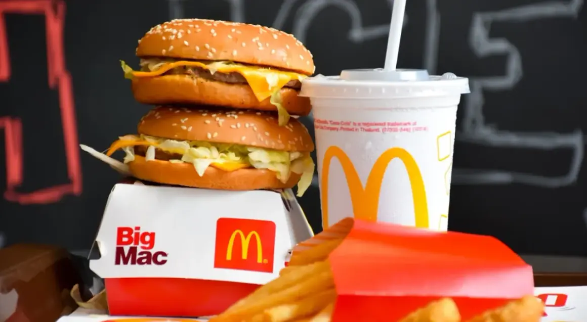 Dwa Big Maci, napój i porcja frytek. Zastanawiasz się, ile ważą małe frytki w McDonald's?