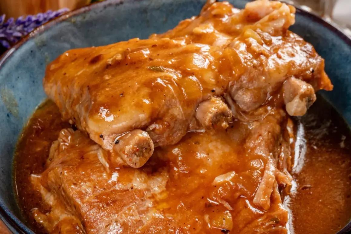 Soczyste żeberka pieczone w aromatycznym sosie, podane w niebieskiej misie. Idealne na obiad!