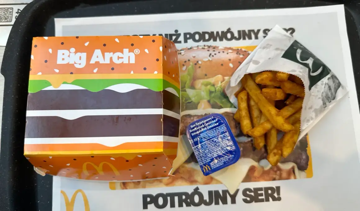 Duże frytki z Maka, sos śmietanowy i pudełko Big Arch. Ile kcal mają duże frytki z maka?