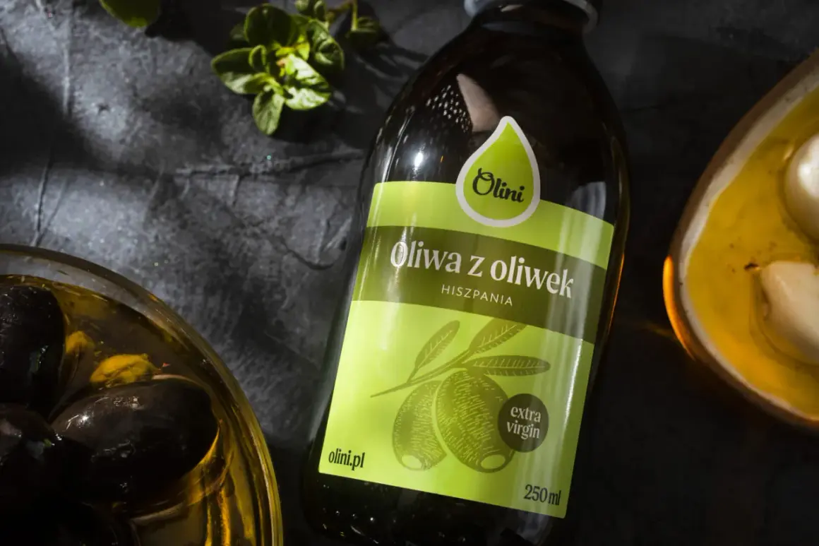 Oliwa extra virgin Olini, oliwki i czosnek. Unikaj gorzknięcia sosu z oliwy extra virgin przy miksowaniu, dbając o jakość składników.