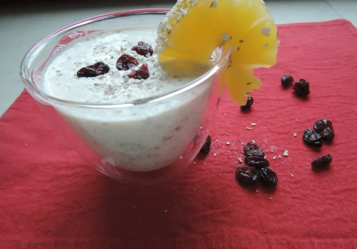 Jak dobrać owoce do surówek wytrawnych? Ananas i żurawina w kremowym deserze z płatkami owsianymi.