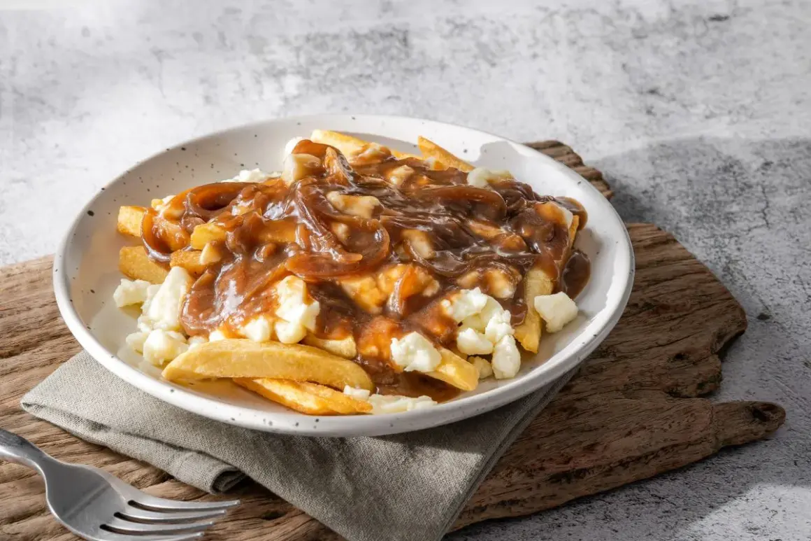 Pyszne frytki poutine z sosem pieczeniowym i serem. Idealne danie, gdy chcesz wiedzieć, jak zrobić frytki poutine.