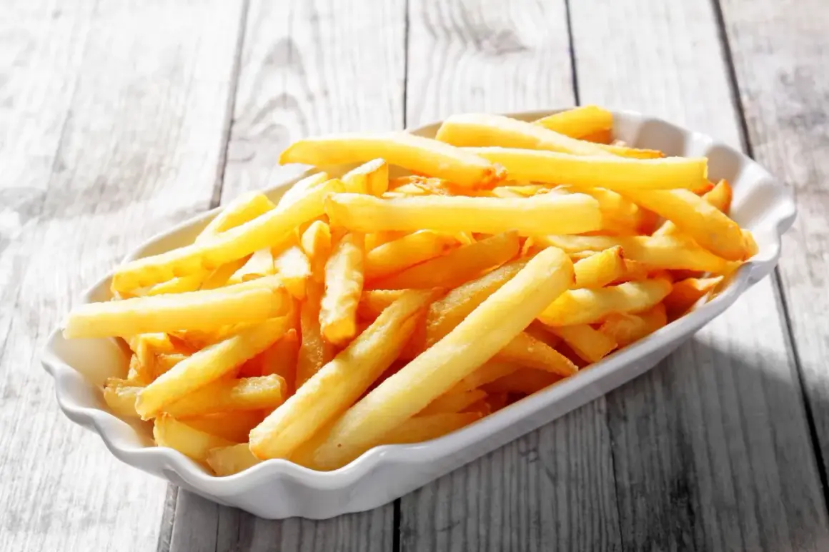 Złociste frytki w białej misce, idealne do domowego sposobu na frytki z McDonald's.