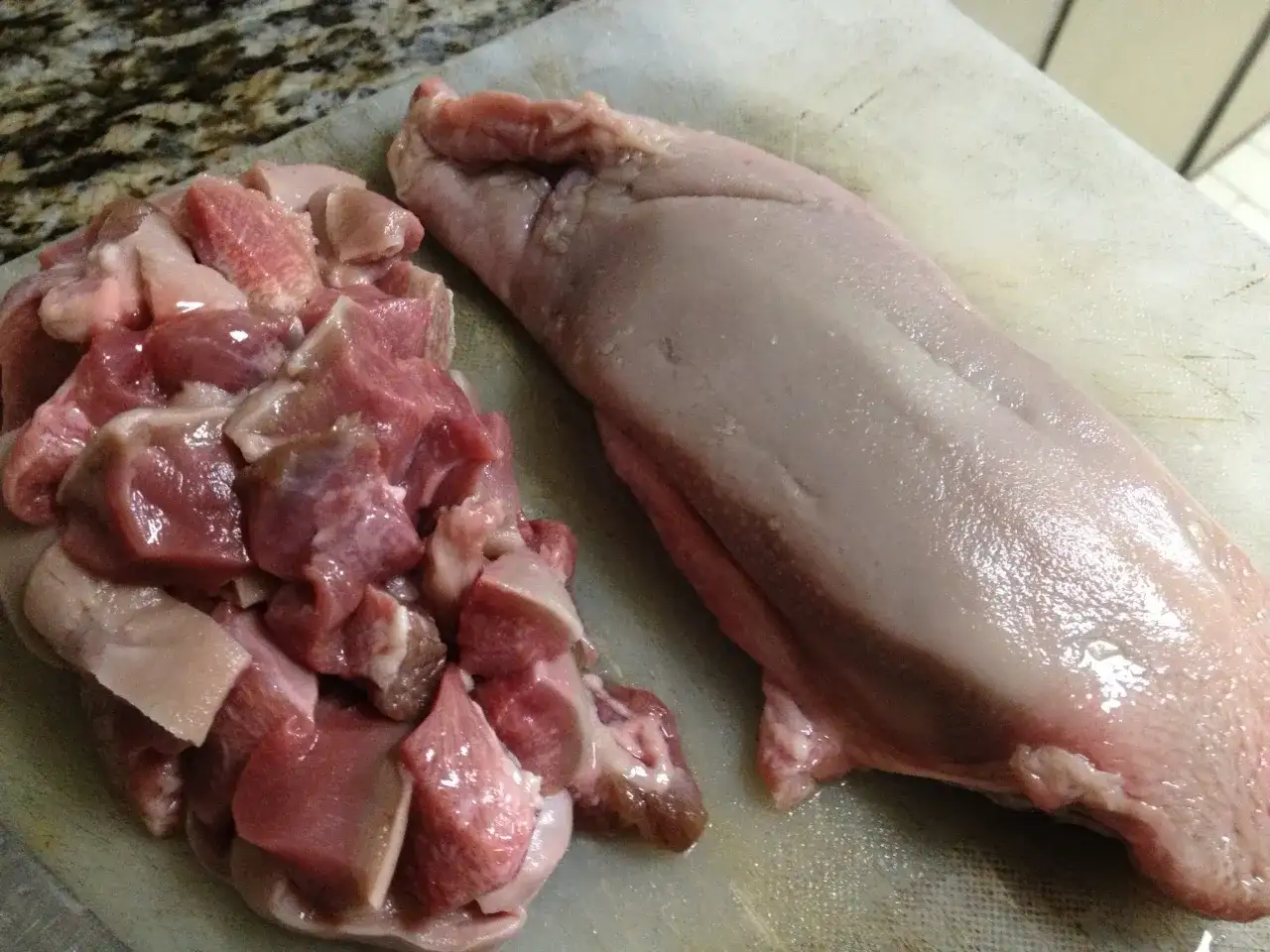 Jak łatwo obrać ozorki wieprzowe? Szybki i sprawdzony sposób