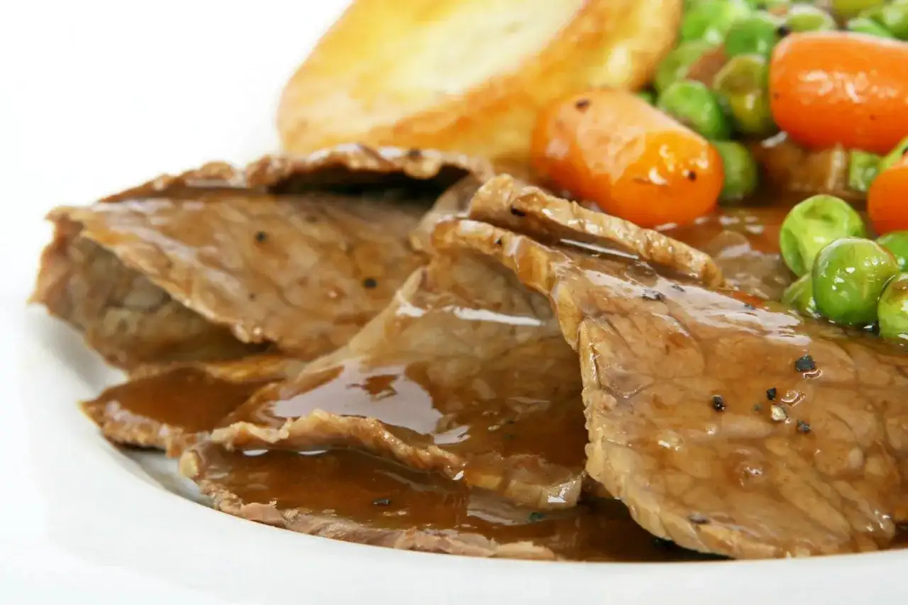 Jak upiec wołowinę w kawałku? Soczysta pieczeń krok po kroku