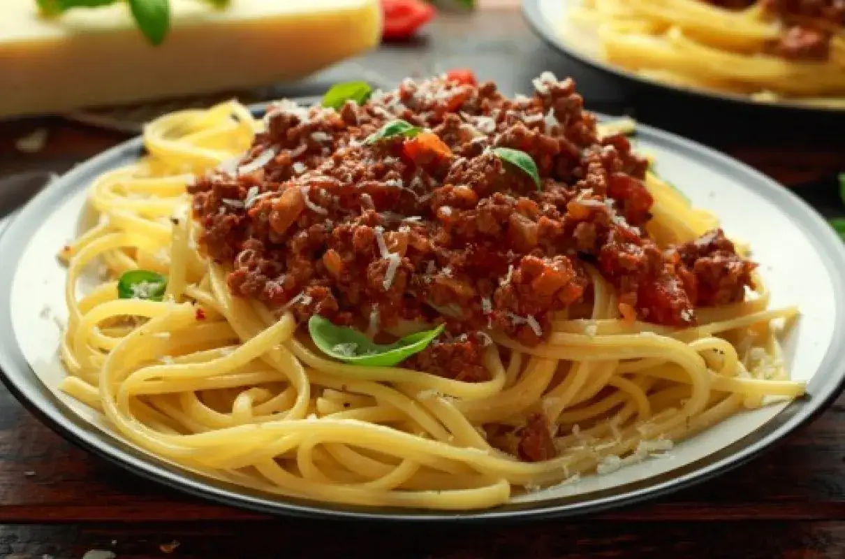 Pyszne spaghetti z sosem bolognese. Idealny przepis na to, jak zrobić sos do spaghetti, który zachwyci każdego.