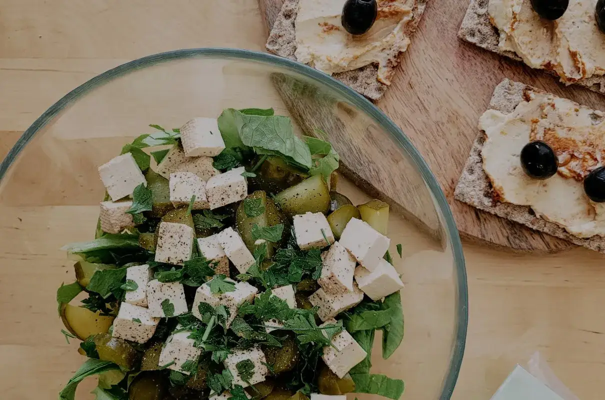 Sałatka z kostkami tofu, ogórków kiszonych i ziół. Idealna, by pokazać, jak przygotować sałatkę z tofu żeby smakowało jak ser feta.