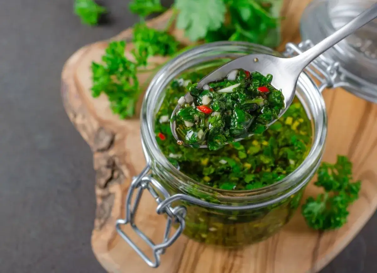Sos chimichurri do mięsa z grilla przepis: świeża natka pietruszki, czosnek, chili i oliwa w słoiku. Idealny dodatek!