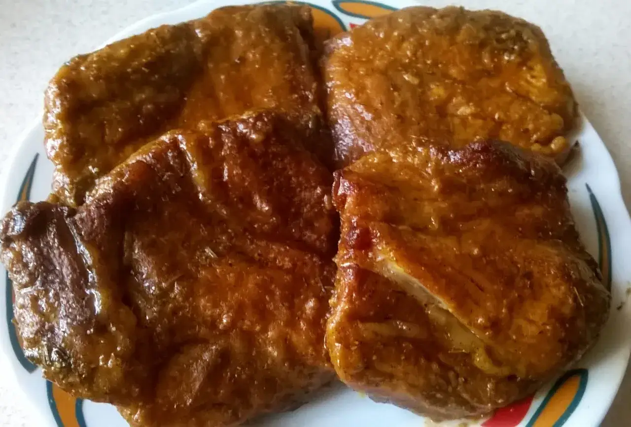 Soczysta karkówka pieczona w 180°C, zrumieniona i apetyczna, na talerzu.