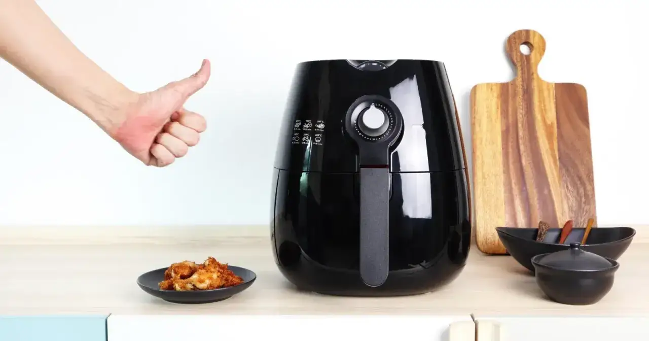 Kciuk w górę przy frytkownicy beztłuszczowej. Czy warto kupować frytkownicę beztłuszczową air fryer opinie 2026? Zdjęcie sugeruje, że tak!