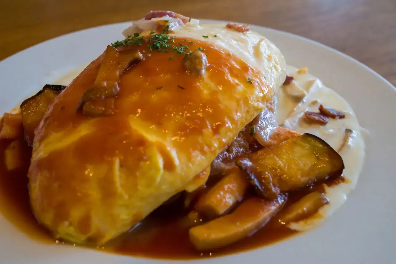 Omlet z grzybami i sosem demi-glace, który można zrobić bez 48 godzin gotowania. Pyszne danie z dodatkiem boczku i kremowego sosu.