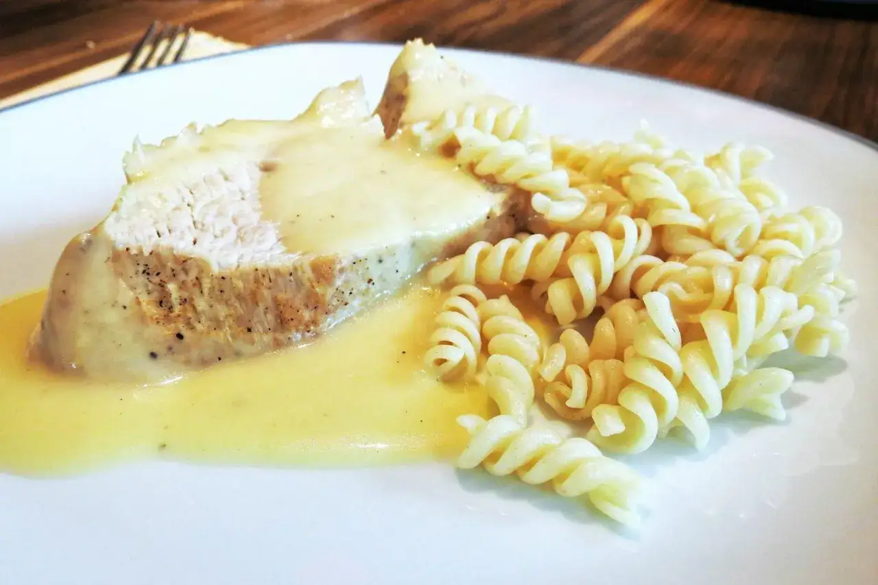 Pyszny sos idealnie otula kawałek pieczonego mięsa i makaron fusilli. Idealny pomysł, jak zrobić pyszny sos do obiadu.