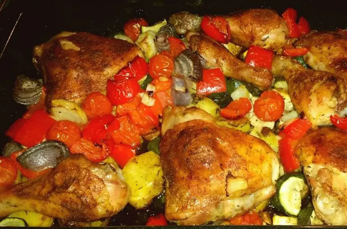 Pieczone udka z kurczaka z warzywami: pomidorki, papryka, cukinia, ziemniaki. Świetny pomysł, co zrobić z gotowanych udek z kurczaka.