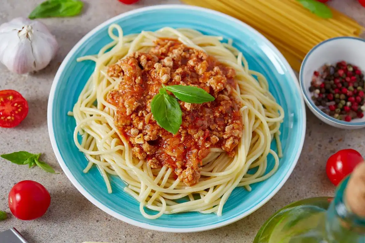 Pyszne spaghetti z sosem bolońskim, idealne na szybki obiad. Dowiedz się, jak podgrzać sos do spaghetti, by był gorący i aromatyczny.