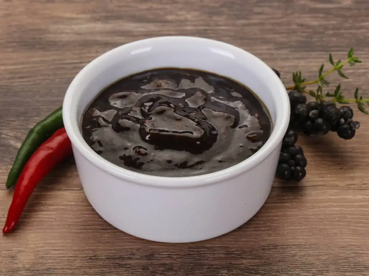 Aksamitny sos pieprzowy do steka na bazie śmietanki, z dodatkiem papryczek chili i jeżyn.