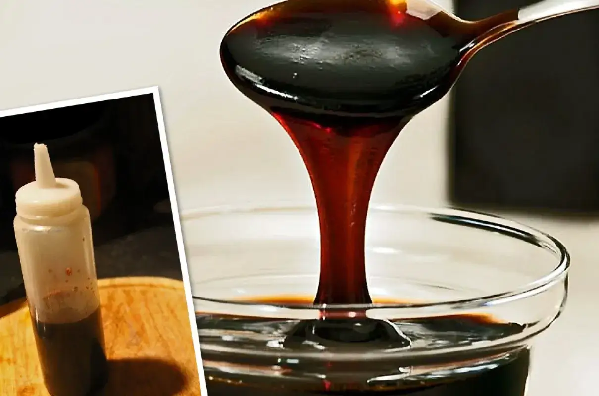 Gęsty, ciemny sos balsamiczny spływa z łyżki do miseczki, pokazując różnicę między octem balsamicznym a kremem balsamicznym w dekoracji.